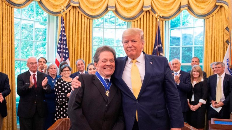 Presidente dos EUA, Donald Trump, entrega a Medalha Presidencial da Liberdade ao economista Arthur Laffer na Casa Branca, em Washington, DC, em 19 de junho de 2019 (JIM WATSON / AFP / Getty Images)