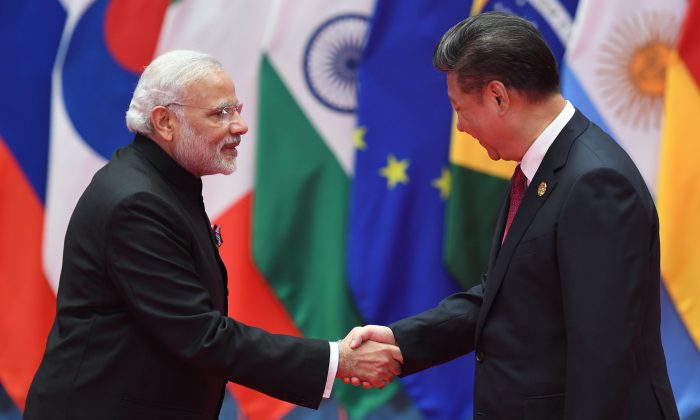 Primeiro-ministro da Índia, Narendra Modi (esq) aperta a mão do líder chinês Xi Jinping antes da foto da família dos líderes do G-20 em Hangzhou, China, em 4 de setembro de 2016 (Greg Baker / AFP / Getty Images)