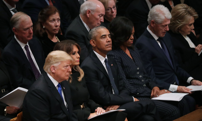 Presidente Donald Trump e primeira-dama Melania Trump, ex-presidente Barack Obama, Michelle Obama, ex-presidente Bill Clinton, Hillary Clinton, (2ª fila esq-dir) na Catedral Nacional 5 de dezembro de 2018 em Washington (Chip Somodevilla / Getty Images)