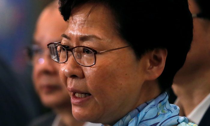 A diretora executiva de Hong Kong, Carrie Lam, fala à mídia sobre uma lei de extradição em Hong Kong, China, em 2 de julho de 2019 (Tyrone Siu / Reuters)