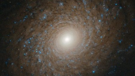 Galáxia espiral impressionante é encontrada pelo Hubble a mais de 70 milhões de anos-luz do nosso sistema solar