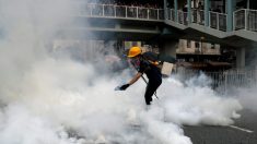 Polícia dispara gás lacrimogêneo em confronto com manifestantes de Hong Kong