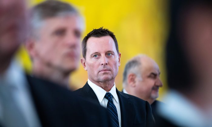 O embaixador dos EUA na Alemanha, Richard Allen Grenell (C), assiste a uma recepção de ano novo do presidente alemão em 14 de janeiro de 2019, em Berlim (BERND VON JUTRCZENKA / AFP / Getty Images)