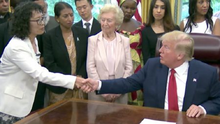 Trump se encontra com praticante do Falun Gong e outros sobreviventes da perseguição religiosa