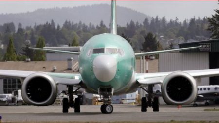 Homem sobe em asa de avião durante decolagem na Nigéria