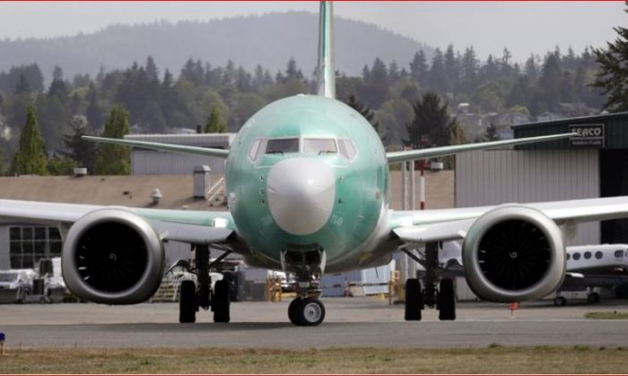 Um Boeing 737 MAX 8, que está sendo construído para a American Airlines, faz uma curva na pista quando está pronto para decolar em um voo de teste em Renton, Washington, em 8 de maio de 2019 (Elaine Thompson / AP)