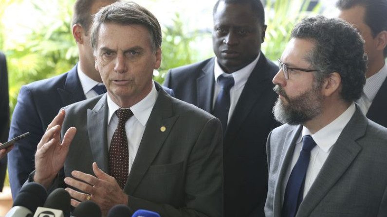 Bolsonaro e Ernesto Araújo (Valter Campanato/Agência Brasil)