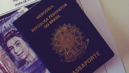 Bolsonaro vai mudar “genitor” por “pai” e “mãe” em passaporte