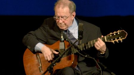 Morre João Gilberto, pai da bossa nova, aos 88 anos (Vídeo)