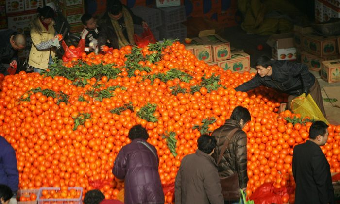 Consumidores fazem compras em um mercado em Xian, província de Shaanxi, China, em 22 de janeiro de 2009 (China Photos / Getty Images)