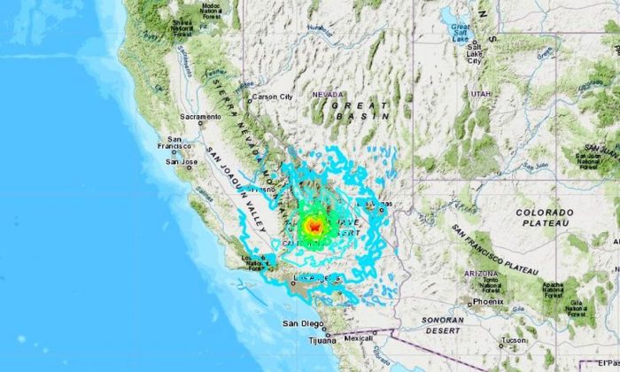 Após o terremoto, pelo menos 30 tremores ocorreram no espaço de cerca de uma hora, com o maior registrando 4,7 na escala Richter, a escala usada para determinar a força da atividade sísmica, de acordo com o mapa do USGS (USGS)