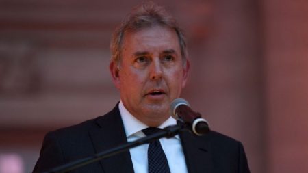 Embaixador do Reino Unido nos EUA Kim Darroch renuncia após criticar Trump