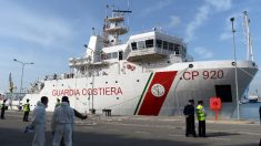 Autorizados após bloqueio, 16 menores imigrantes desembarcam de navio na Itália