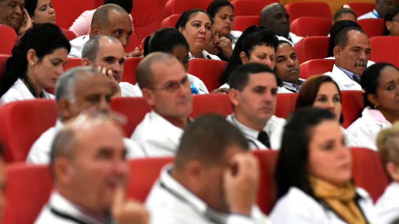 Cerca de 100 médicos cubanos participam de programa de iniciação na Escola do Governo do Quênia, em 11 de junho de 2018, em Nairobi (Simon Maina / AFP / Getty Images)