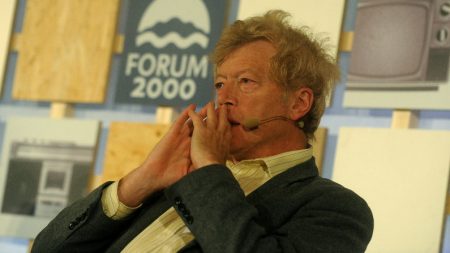 Roger Scruton é readmitido na Secretaria de Habitação após vitória de Boris Johnson