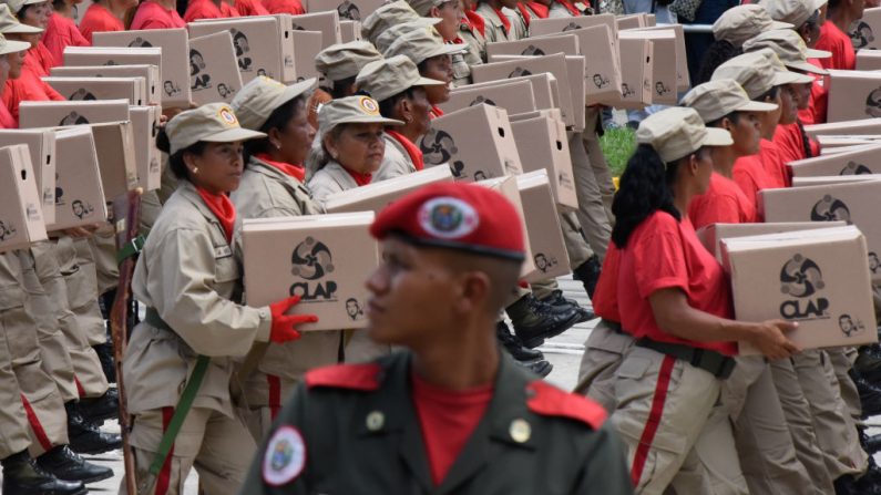 Militantes socialistas marcham com caixas do CLAP (Comitê Local de Abastecimento e Produção) em uma parada militar durante o 208º aniversário da Declaração de Independência da Venezuela em 5 de julho de 2019 em Caracas, Venezuela (Carolina Cabral / Getty Images)