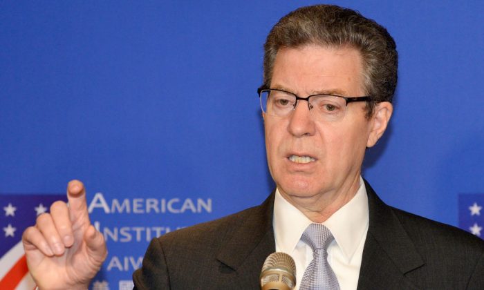 Sam Brownback, embaixador dos Estados Unidos pela liberdade religiosa, fala durante uma coletiva de imprensa no Fórum Indo-Pacífico sobre liberdade religiosa em Taipei, em 11 de março de 2019 (Chris Stowers / AFP / Getty Images)