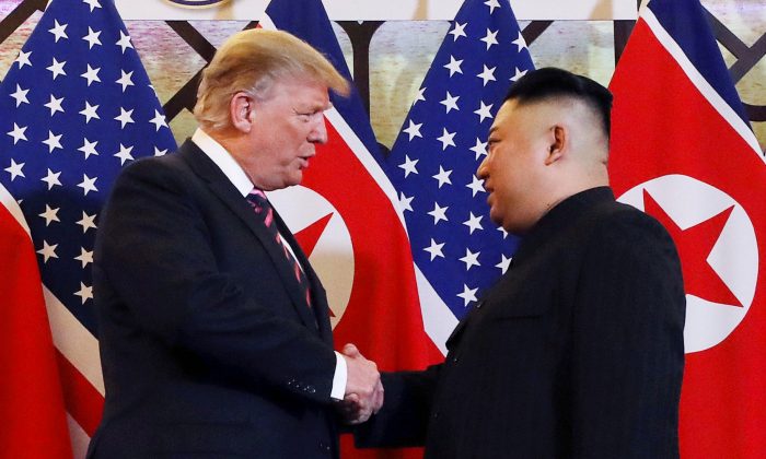 O presidente Donald Trump e o líder norte-coreano Kim Jong Un apertam as mãos antes do encontro durante a segunda cúpula dos EUA e da Coréia do Norte no Metropole Hotel em Hanói, Vietnã, em 27 de fevereiro de 2019 (Leah Millis / Reuters)