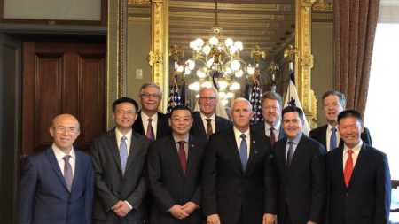 Mike Pence se encontra com representantes de grupos religiosos perseguidos na China