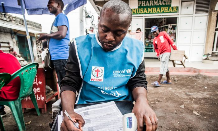 Um trabalhador de saúde registra a temperaturas das pessoas atendidas em Goma, na República Democrática do Congo, em 31 de julho de 2019 (Pamela Tulizo / AFP / Getty Images)