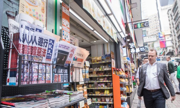 O jornal Epoch Times de Hong Kong é visto na prateleira do lado de fora de uma loja da 7-Eleven em Hong Kong, em 1º de abril de 2019 (Sung Pi Long / The Epoch Times)