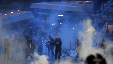 Protestos de Hong Kong continuam após polícia anunciar 16 prisões