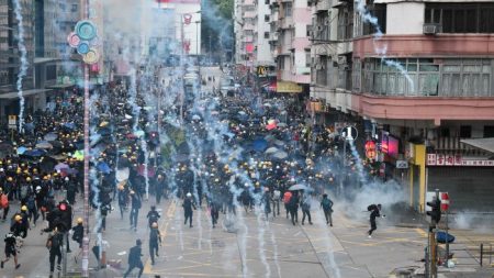 Polícia de Hong Kong dispara gás lacrimogêneo na estação de metrô, enquanto protestos continuam