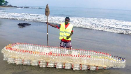 Africano vê garrafas de plástico boiando em rio e decide usá-las para fazer barco