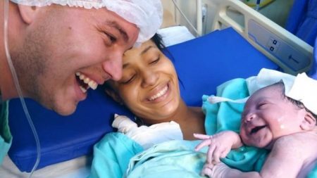 Bebê recém-nascida cumprimenta o pai com um sorriso radiante no instante em que ela reconhece sua voz