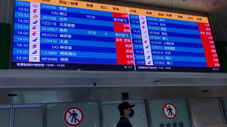 Um homem com máscara de mascarar uma calça que voa cancelada no aeroporto de Tianhe em Wuhan, na província central da China, Hubei, 23 de janeiro de 2020 (Foto: LEO RAMIREZ / AFP na Getty Images)