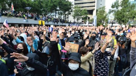 Polícia de Hong Kong dispara gás lacrimogêneo para dispersar milhares de pessoas pedindo sanções internacionais a funcionários chineses