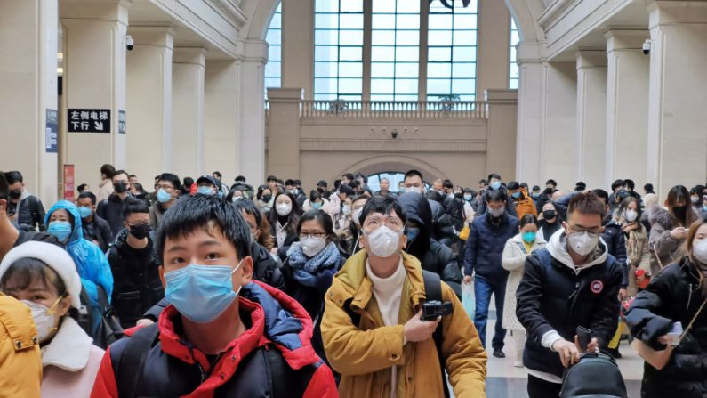 Pessoas usam máscaras faciais enquanto esperam na estação de trem de Hankou em 22 de janeiro de 2020 em Wuhan, China. Um novo coronavírus infeccioso conhecido como "2019-nCoV" foi descoberto em Wuhan na semana passada. As autoridades de saúde intensificaram os esforços para conter a propagação da doença (Xiaolu Chu / Getty Images)