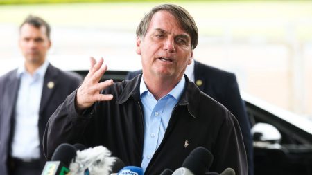 Bolsonaro cancela readmissão de Santini e transfere PPI para Economia