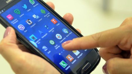 Acesso à internet é exclusivo no celular para 59% no Brasil