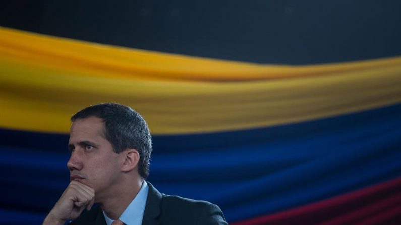 O líder da oposição venezuelana Juan Guaidó na sessão parlamentar realizada nesta quarta-feira em um auditório localizado no setor de El Hatillo, no leste de Caracas (Venezuela) (EFE / Miguel Gutiérrez)