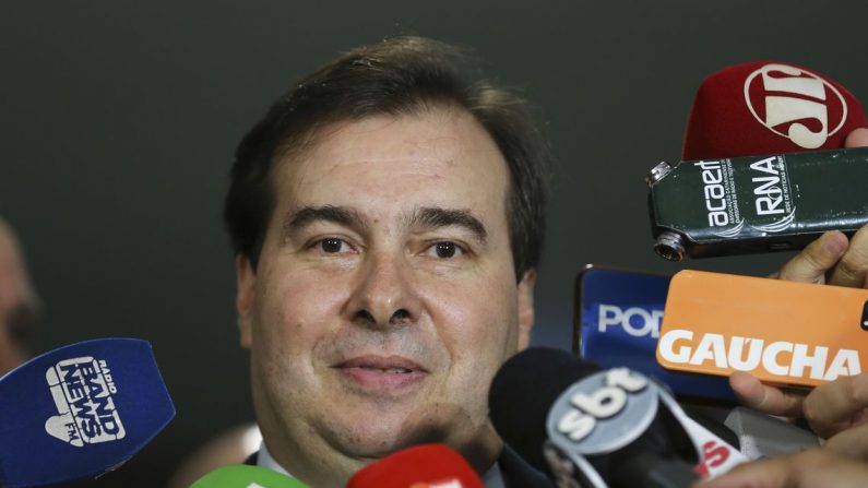 O presidente da Câmara dos Deputados, Rodrigo Maia, fala à imprensa sobre a pauta de votações da Casa (Fabio Rodrigues Pozzebom/Agência Brasil)