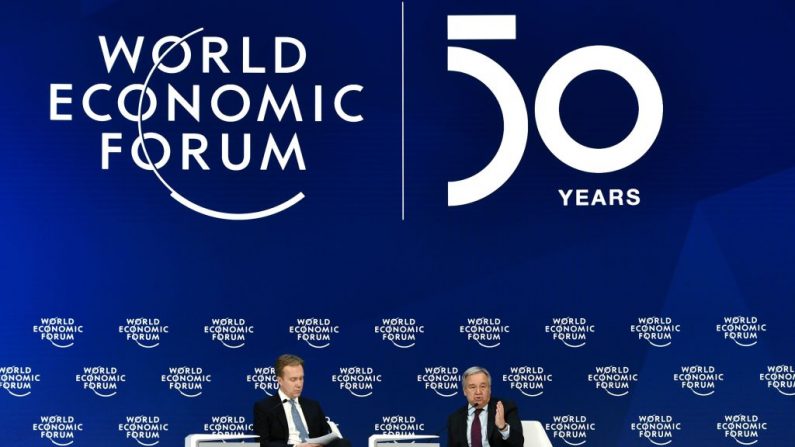 O secretário-geral das Nações Unidas (ONU) Antonio Guterres (D) faz um discurso ladeado pelo presidente do Fórum Econômico Mundial (WEF) Borge Brende, durante a reunião anual do Fórum Econômico Mundial (WEF) em Davos, em 23 de janeiro de 2020 (Foto por FABRICE COFFRINI / AFP via Getty Images)