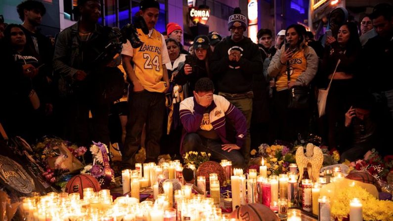 Os fãs do Los Angeles Lakers se concentram no Staples Center para prestar homenagem ao lendário jogador Kobe Bryant (EFE / EPA / ETIENNE LAURENT)