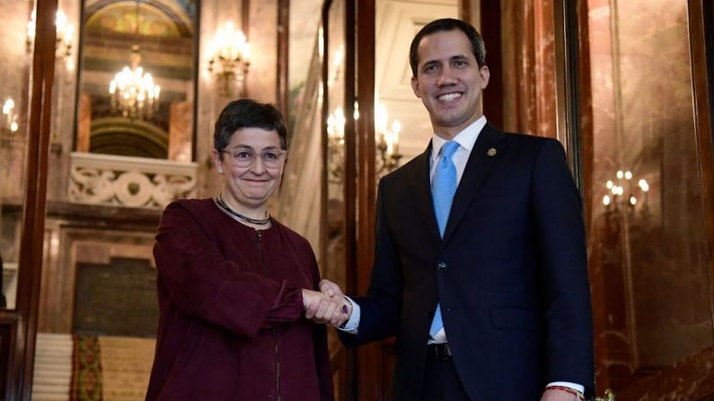 Ministra das Relações Exteriores da Espanha, Arancha González Laya (esq.) se encontra com o presidente venezuelano Juan Guaidó (dir.) em Madri (Espanha) em 25 de janeiro de 2020 (JAVIER SORIANO / AFP / Getty Images)