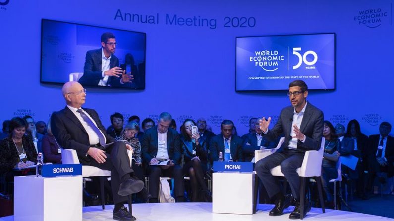 Sundar Pichai (D), CEO, Google e Alphabet e o fundador do WEF, Klaus Schwab, participam de um painel durante a 50ª reunião anual do Fórum Econômico Mundial (WEF) em Davos, Suíça, em 22 de janeiro de 2020. A reunião reúne empresários, cientistas, líderes corporativos e políticos em Davos, sob o tópico 'Partes interessadas em um mundo coeso e sustentável' de 21 a 24 de janeiro de 2020 (EFE / EPA / GIAN EHRENZELLER)