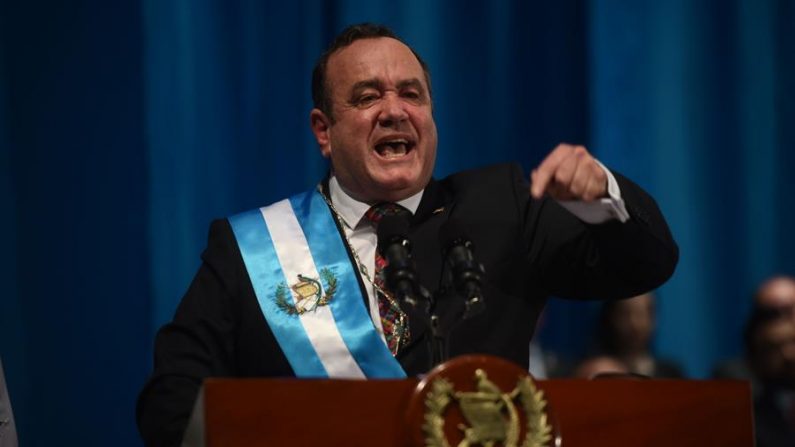 O presidente da Guatemala, Alejandro Giammattei, dando um discurso após ser empossado no Teatro Nacional da Guatemala (EFE / EDWIN Bercian)