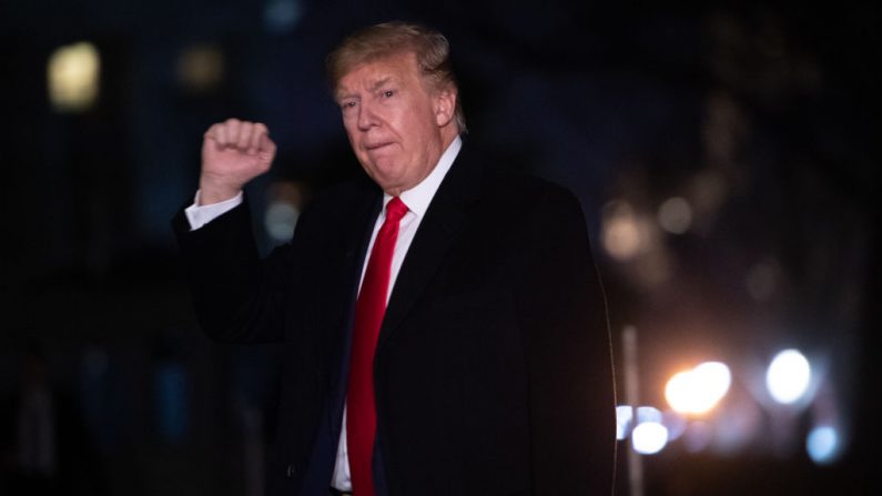 O presidente dos EUA, Donald Trump, sai do Marine One ao chegar ao gramado sul da Casa Branca em Washington, DC, em 22 de janeiro de 2020, quando volta de Davos, na Suíça (Foto de SAUL LOEB / AFP via Getty Images)