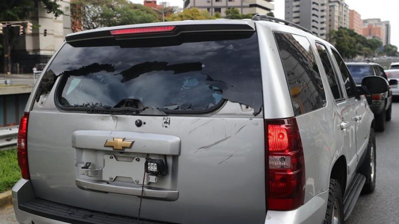 Fotografia de um caminhão que transportava opositores ao Parlamento após ser atacado na quarta-feira, em Caracas (Venezuela) (EFE / Miguel Gutiérrez)