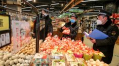 Vídeo de autoridades chinesas confiscando suprimentos de supermercado na cidade atingida por vírus causa indignação