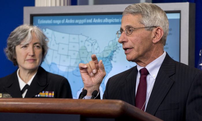 O Dr. Anthony Fauci, diretor do NIH / NIAID, à direita, com a Dra. Anne Schuchat, diretora adjunta principal do Centro de Controle de Doenças, fala sobre o vírus Zika durante uma entrevista coletiva na Casa Branca em Washington, em 11 de abril de 2016 (Jacquelyn Martin / AP Photo)