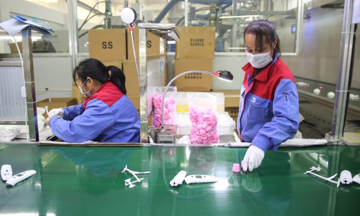 Trabalhadores produzem termômetros em uma fábrica na província de Shandong, China, em 10 de fevereiro de 2020 (STR / AFP via Getty Images)