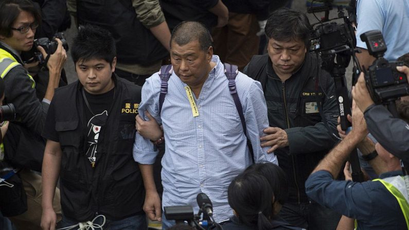 A polícia de Hong Kong prendeu o magnata da mídia Jimmy Lai (C) que estava participando de uma manifestação enquanto a polícia esvaziava o principal local de protesto pró-democracia no Distrito do Almirantado em Hong Kong, em 11 de dezembro de 2014 (O crédito fotográfico deve ser lido PEDRO UGARTE / AFP através da Getty Images)