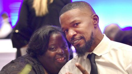 Jamie Foxx afirma que irmã mais nova com síndrome de Down o ensinou ‘a viver’