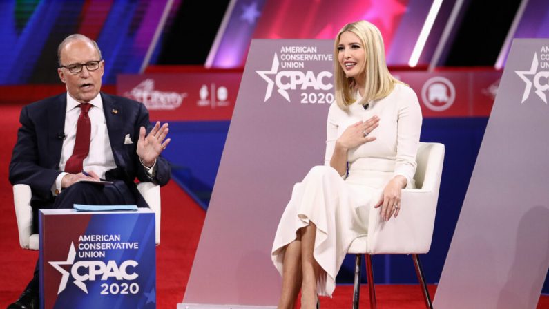 O diretor do Conselho Econômico Nacional, Larry Kudlow, e a assessora do presidente Ivanka Trump falam na convenção do CPAC em National Harbor, Maryland, em 28 de fevereiro de 2020 (Samira Bouaou / The Epoch Times)