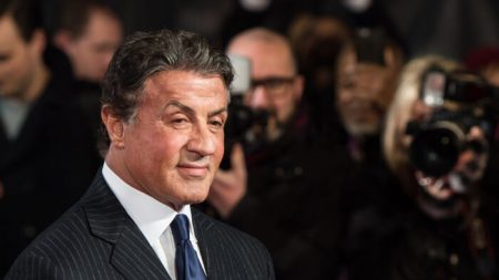 Sylvester Stallone abandona a tintura de cabelo e aparece com cabelos e barba grisalhos no Instagram para o deleite dos fãs